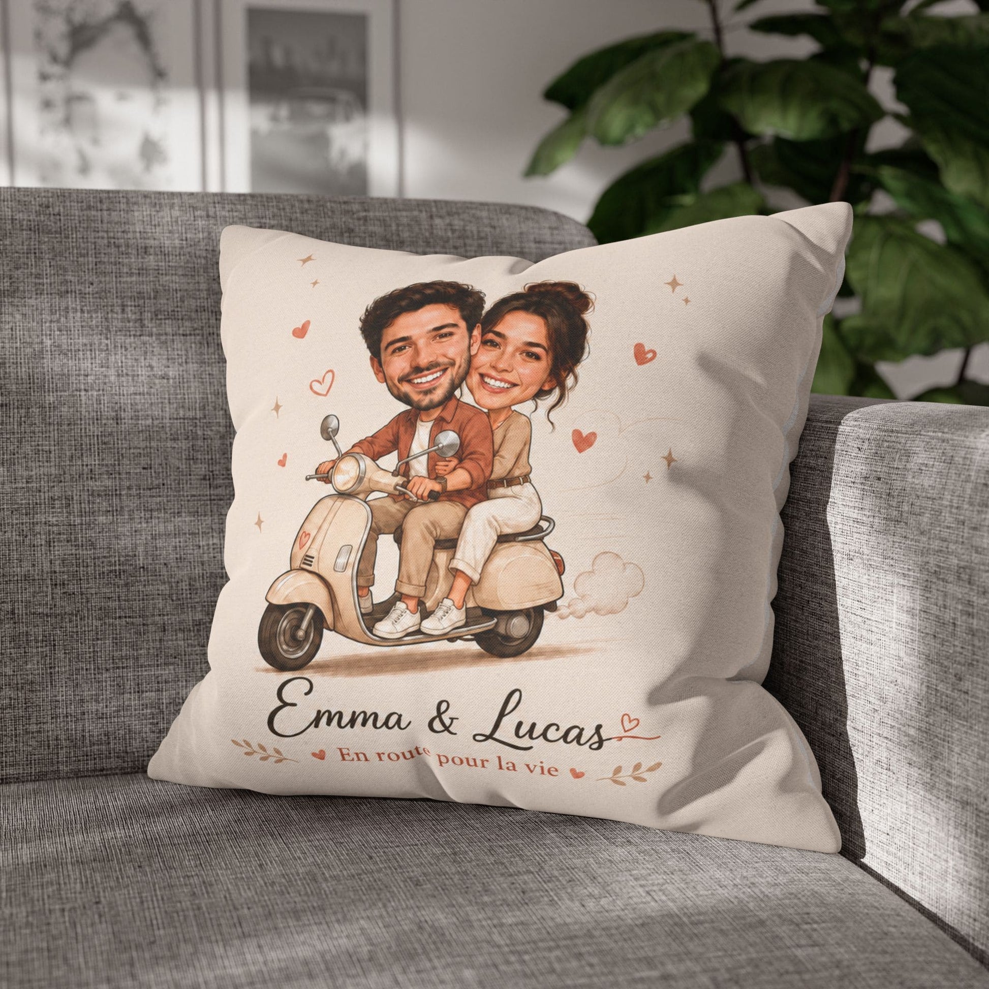 Illustration du coussin personnalisé couple dans un contexte sur un canapé.