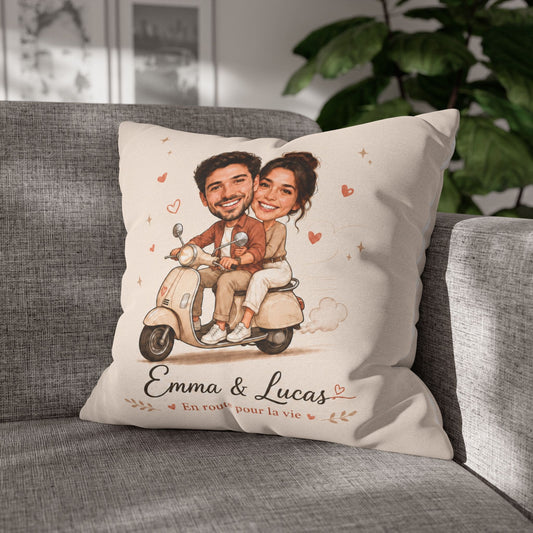 Illustration du coussin personnalisé couple dans un contexte sur un canapé.