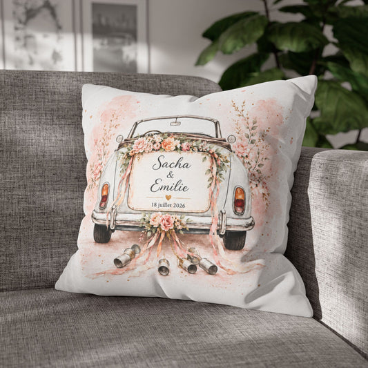 Mise en contexte sur un canapé du coussin personnalisé mariage. 