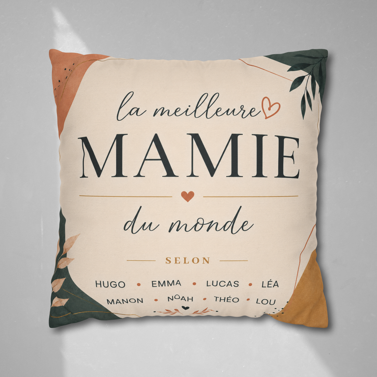 Image d'illustration d'un coussin personnalisé pour mamie avec les huit prénoms des petits enfants